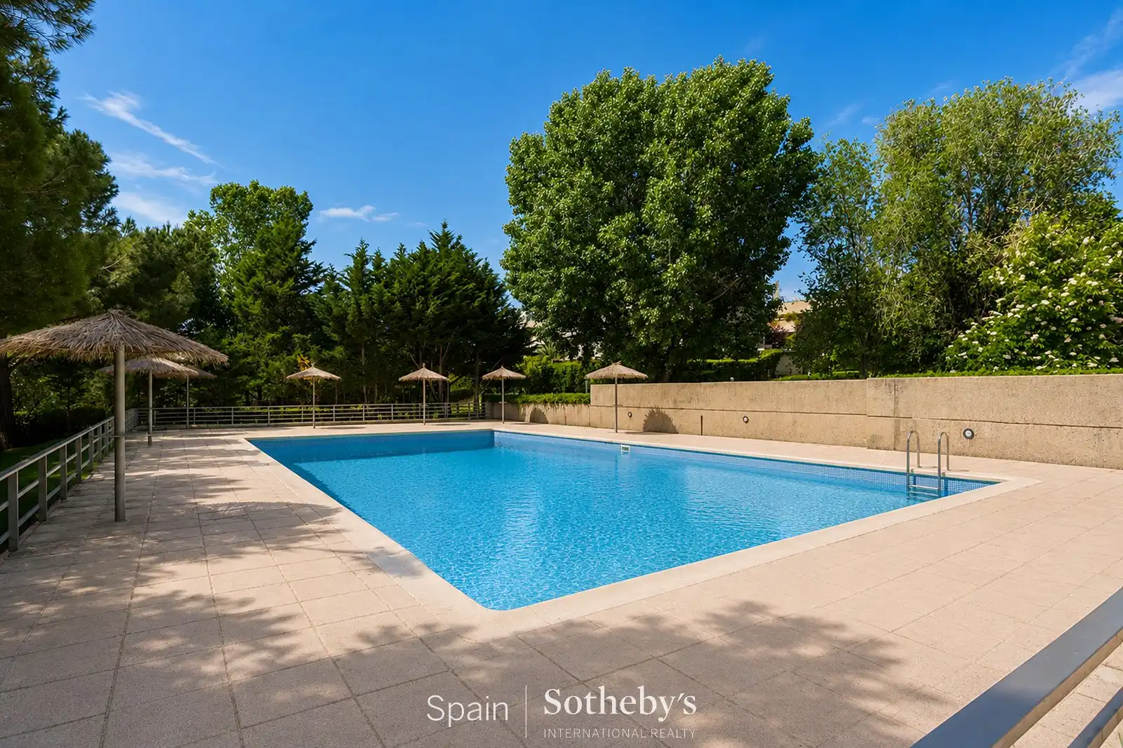 Piscina de Apartament en venda en La Moraleja amb Aire condicionat, Calefacció i Terrassa