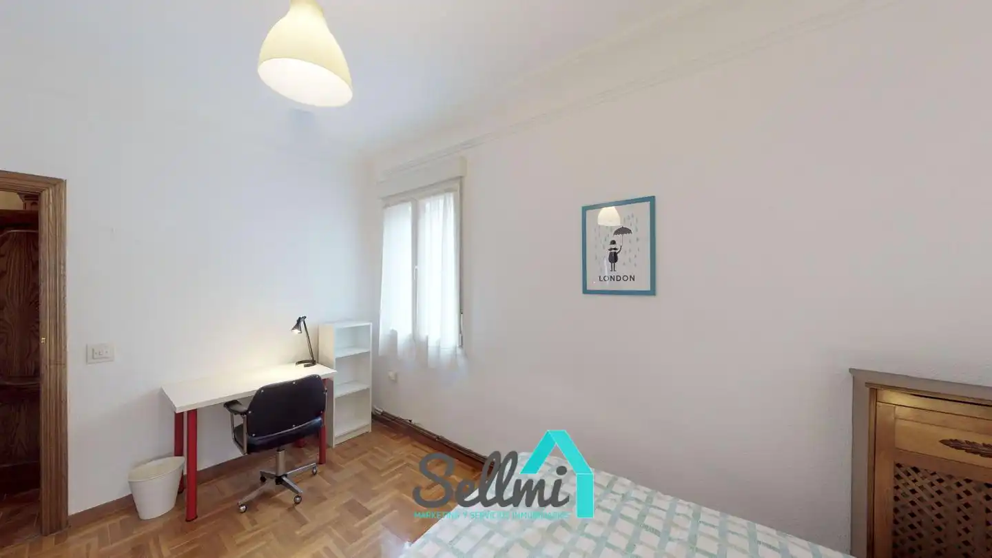 Bedroom of Flat for rent in Oviedo   with Heating, Parquet flooring and Furnished