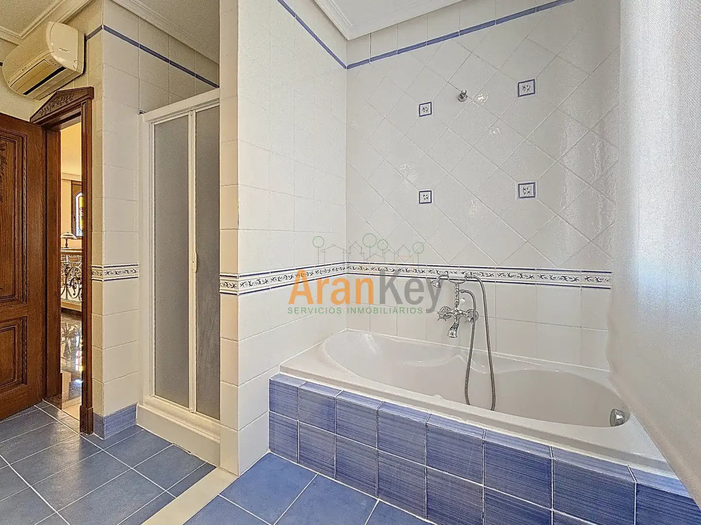 Bathroom of Houses for sale in Aranjuez  with Air Conditioner, Heating and Private garden