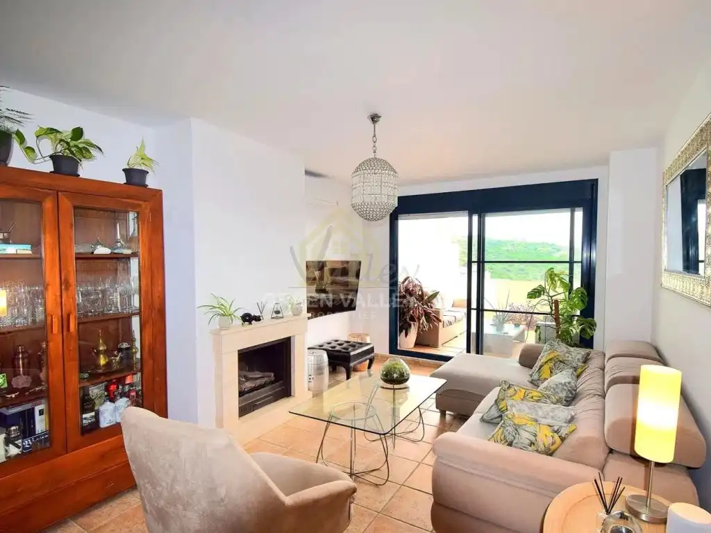 Wohnzimmer von Wohnung zum Verkauf in La Alcaidesa mit Klimaanlage, Privatgarten und Terrasse