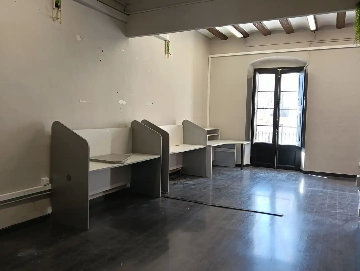 Büro zur Miete in Vilanova i la Geltrú mit Balkon