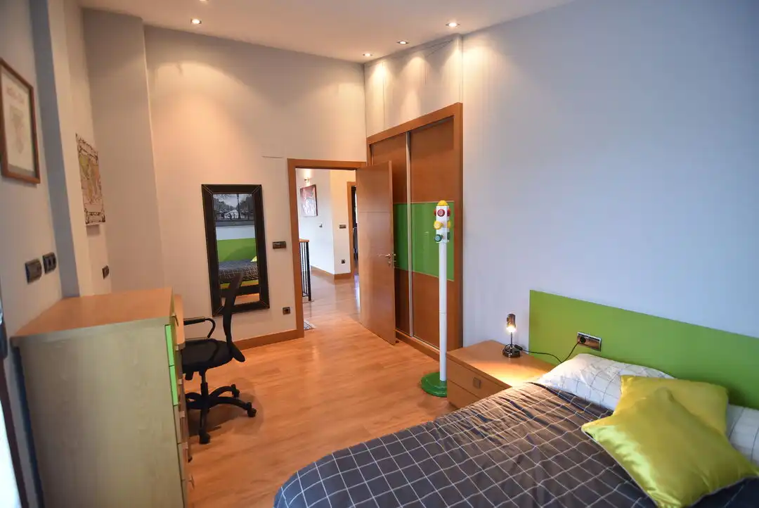 Dormitori de Casa o xalet en venda en Ermua amb Calefacció, Jardí privat i Terrassa