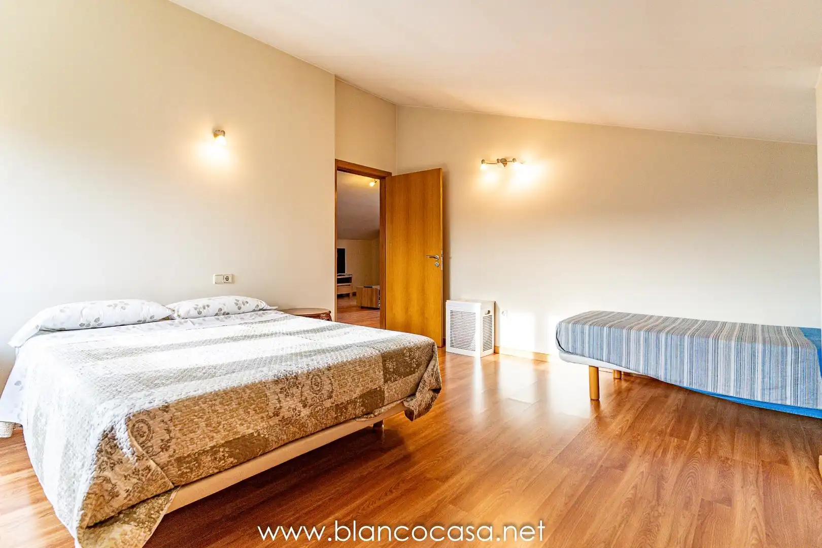 Habitación de Casa o chalet en venta en Carballo con Calefacción, Trastero y Amueblado