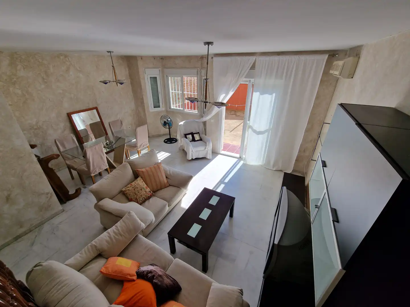 Sala d'estar de Casa adosada en venda en Espartinas amb Aire condicionat, Calefacció i Jardí privat