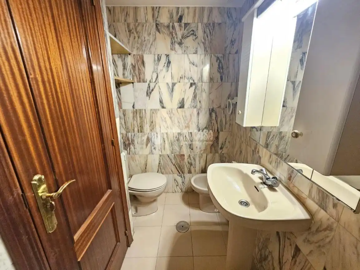 Badezimmer von Dachboden zum Verkauf in Madrid mit Heizung, Terrasse und Balkon