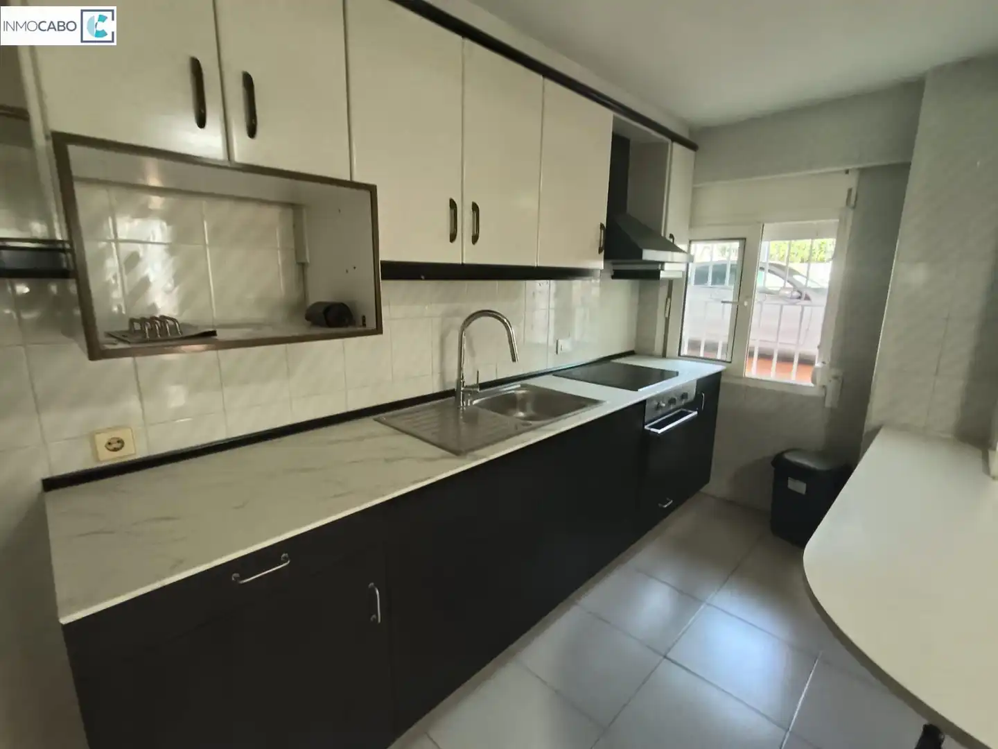 Cuina de Apartament de lloguer en Los Alcázares amb Aire condicionat, Terrassa i Traster