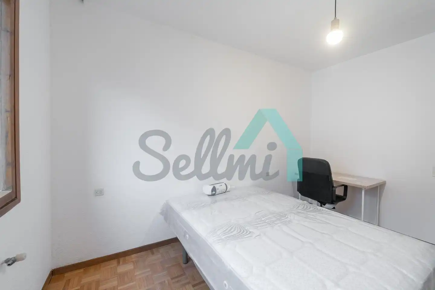 Bedroom of Flat for share in Oviedo   with Heating, Parquet flooring and Furnished