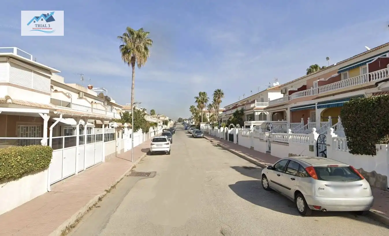 Vista exterior de Casa adosada en venda en Benijófar amb Jardí privat, Terrassa i Balcó