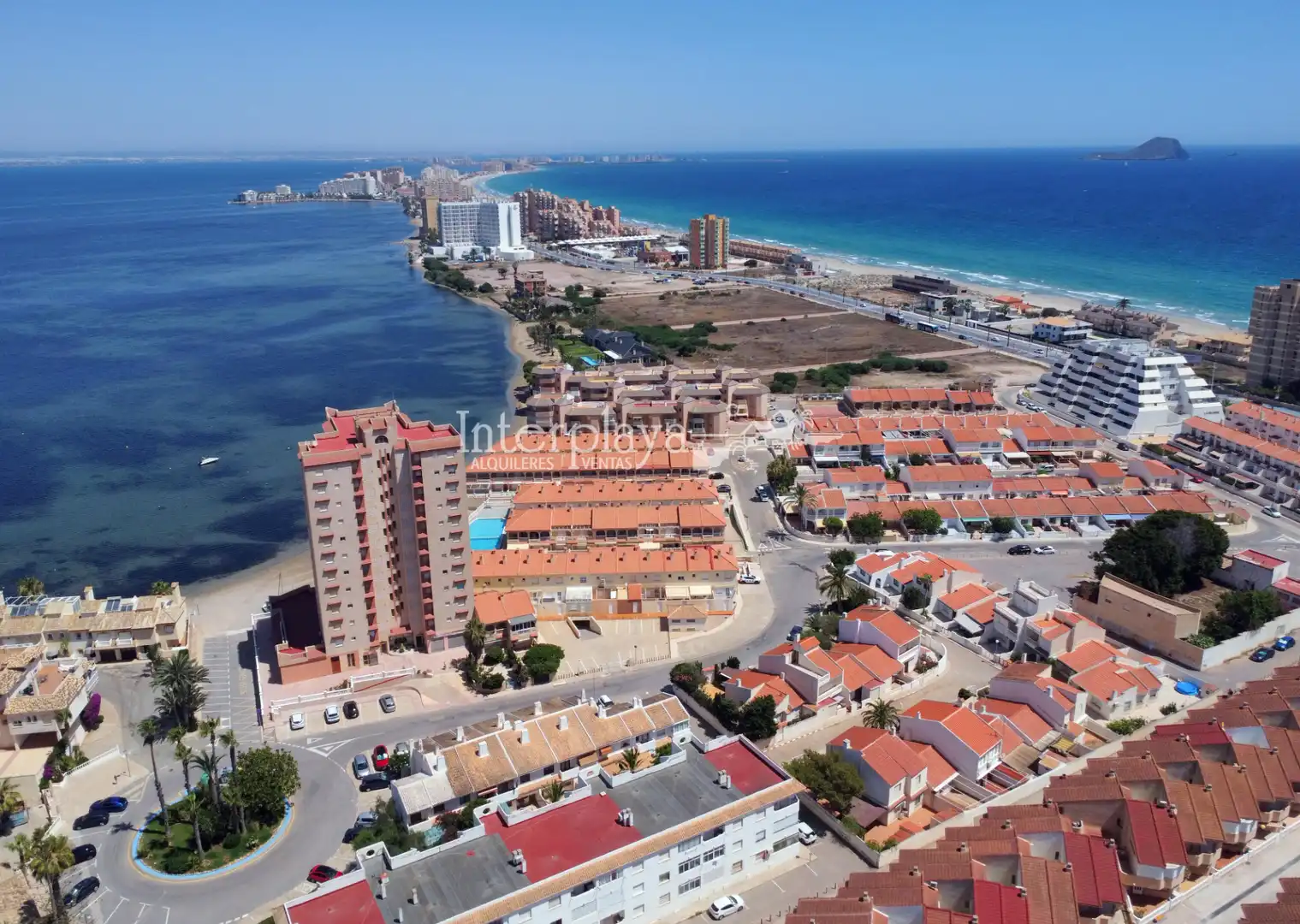 Vista exterior de Casa adosada en venda en La Manga del Mar Menor amb Aire condicionat, Jardí privat i Terrassa