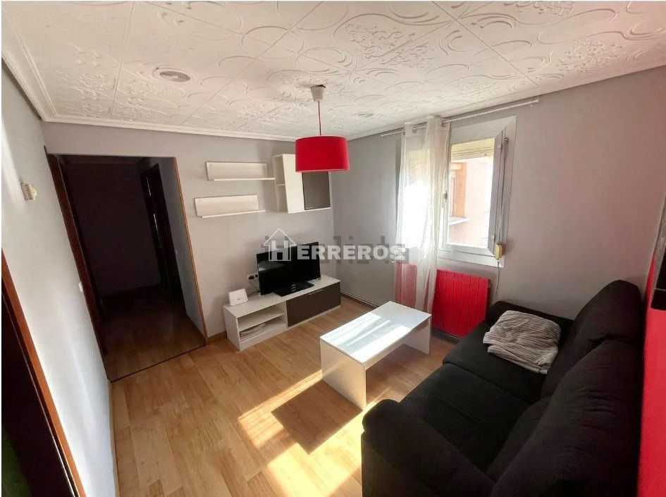 Sala d'estar de Pis en venda en  Logroño amb Calefacció, Moblat i Balcó