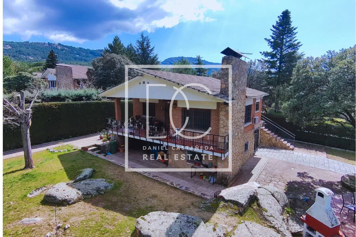 Vista exterior de Casa o xalet en venda en Moralzarzal amb Aire condicionat, Calefacció i Jardí privat