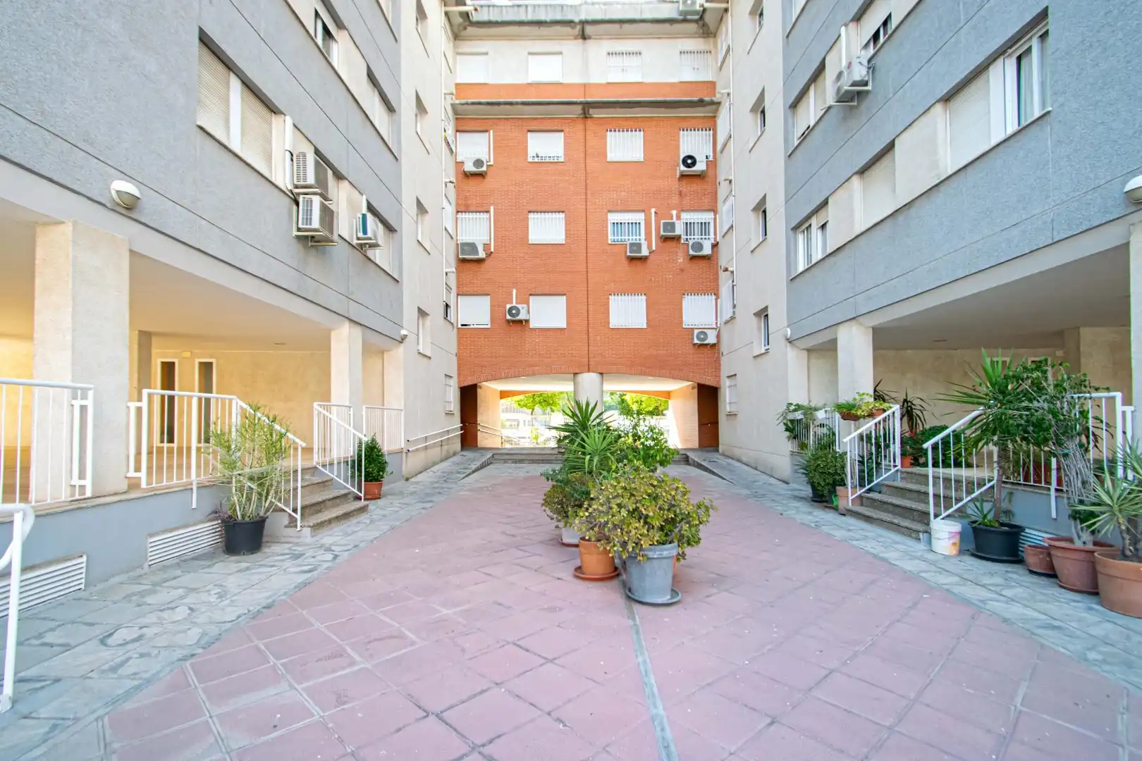 Außenansicht von Wohnung zum Verkauf in Sevilla mit Klimaanlage und Abstellraum