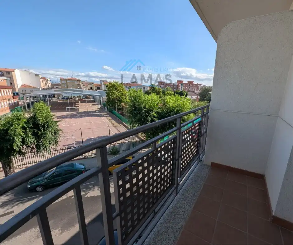 Außenansicht von Einfamilien-Reihenhaus zum Verkauf in Navalmoral de la Mata mit Klimaanlage, Heizung und Terrasse