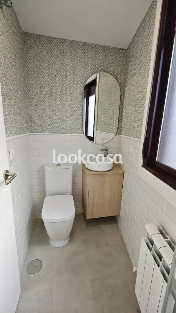Baño de Piso en venta en Poio con Calefacción, Parquet y Horno