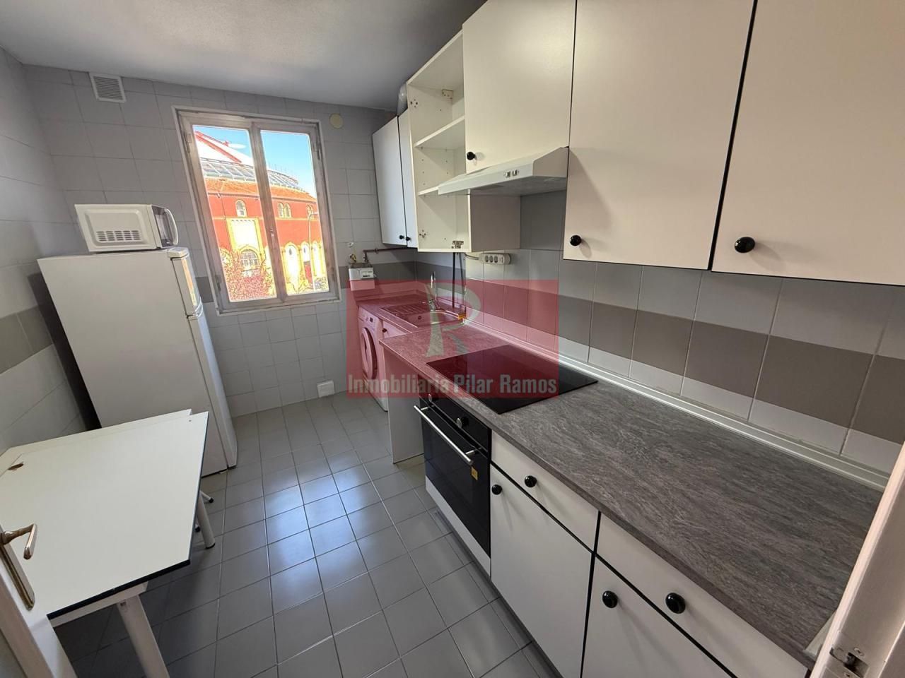 Cuina de Pis de lloguer en León Capital  amb Calefacció, Terrassa i Traster