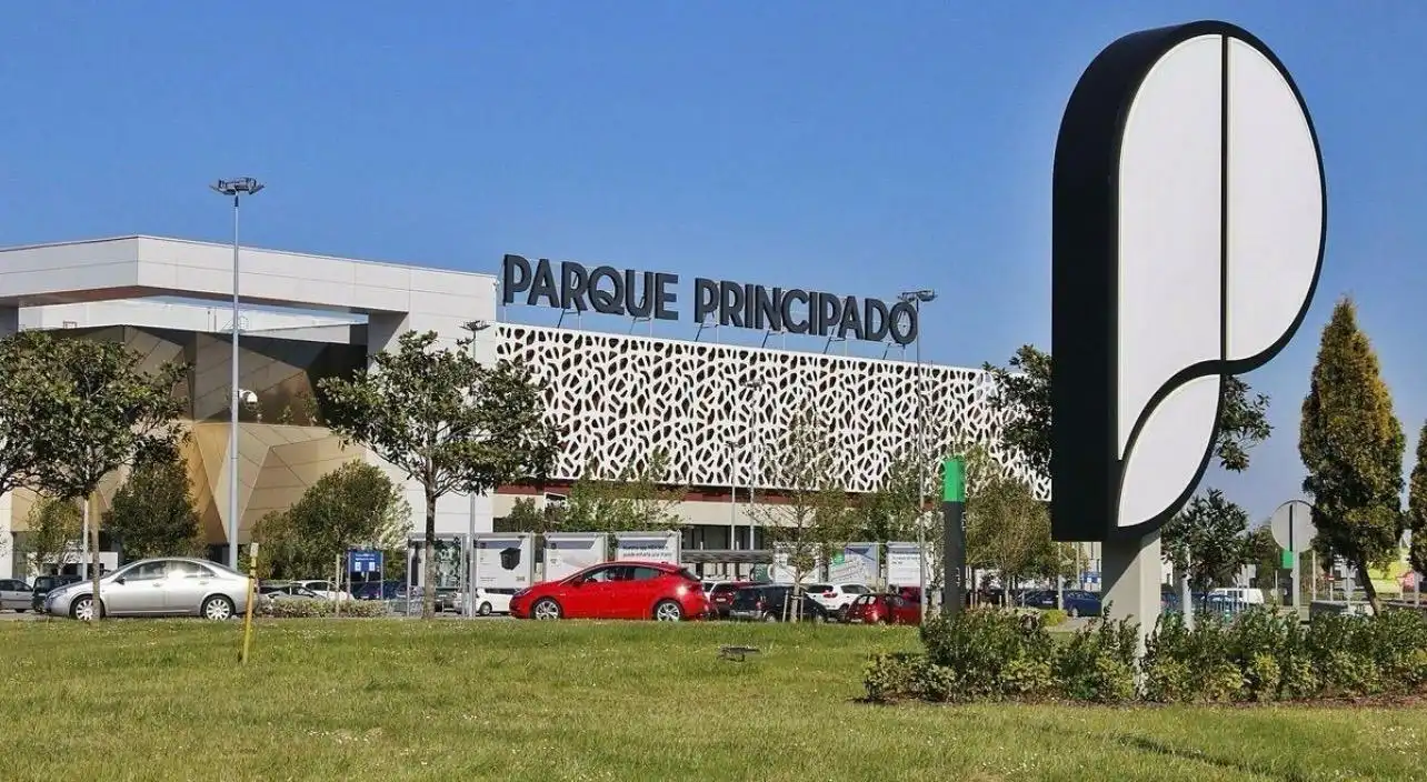 Aparcament de Pis en venda en Oviedo  amb Calefacció i Parquet