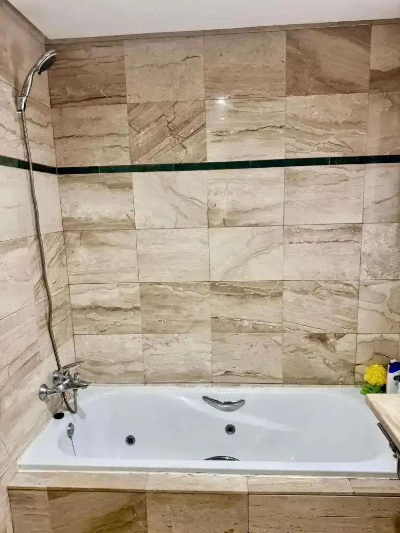 Badezimmer von Wohnungen zum Verkauf in Casares mit Klimaanlage, Schwimmbad und Balkon