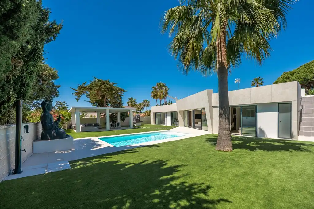 Vista exterior de Casa o chalet en venta en Marbella con Aire acondicionado, Calefacción y Jardín privado