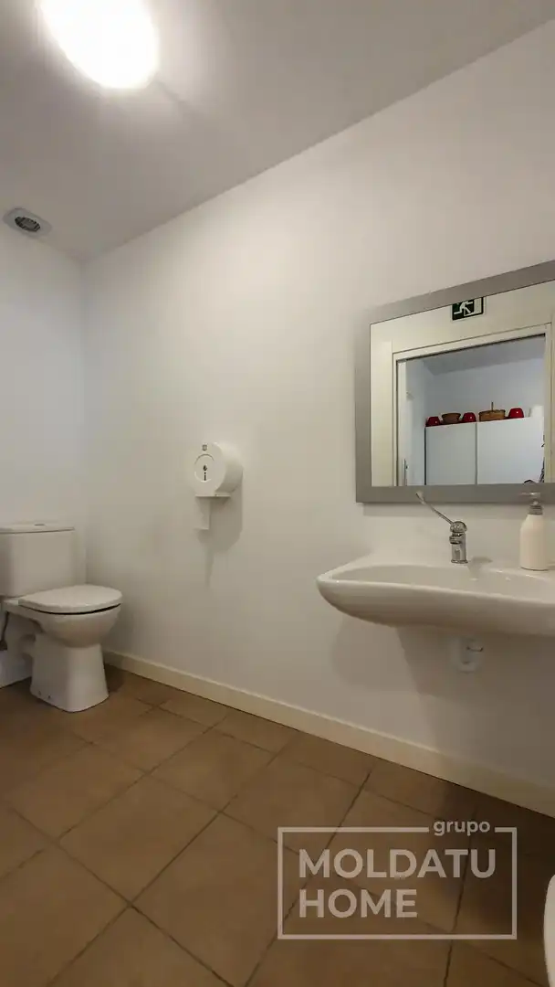 Baño de Local en venta en Irun  con Aire acondicionado