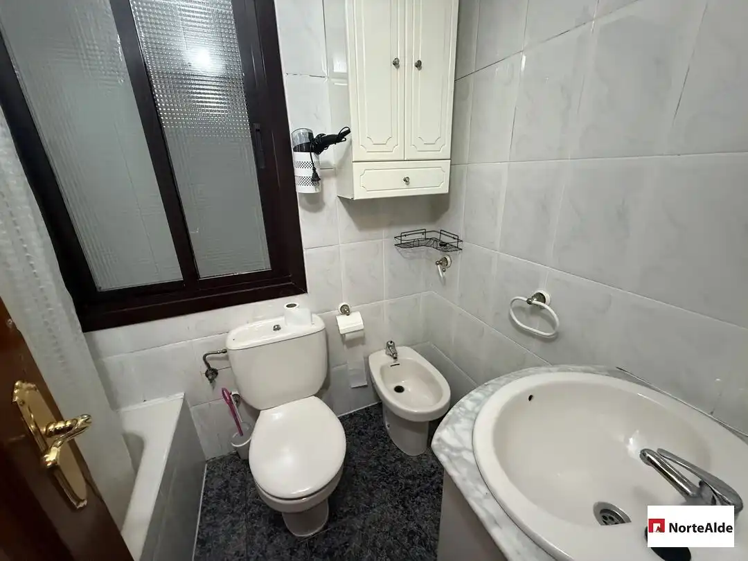 Bathroom of Flat for sale in Barakaldo   with Heating