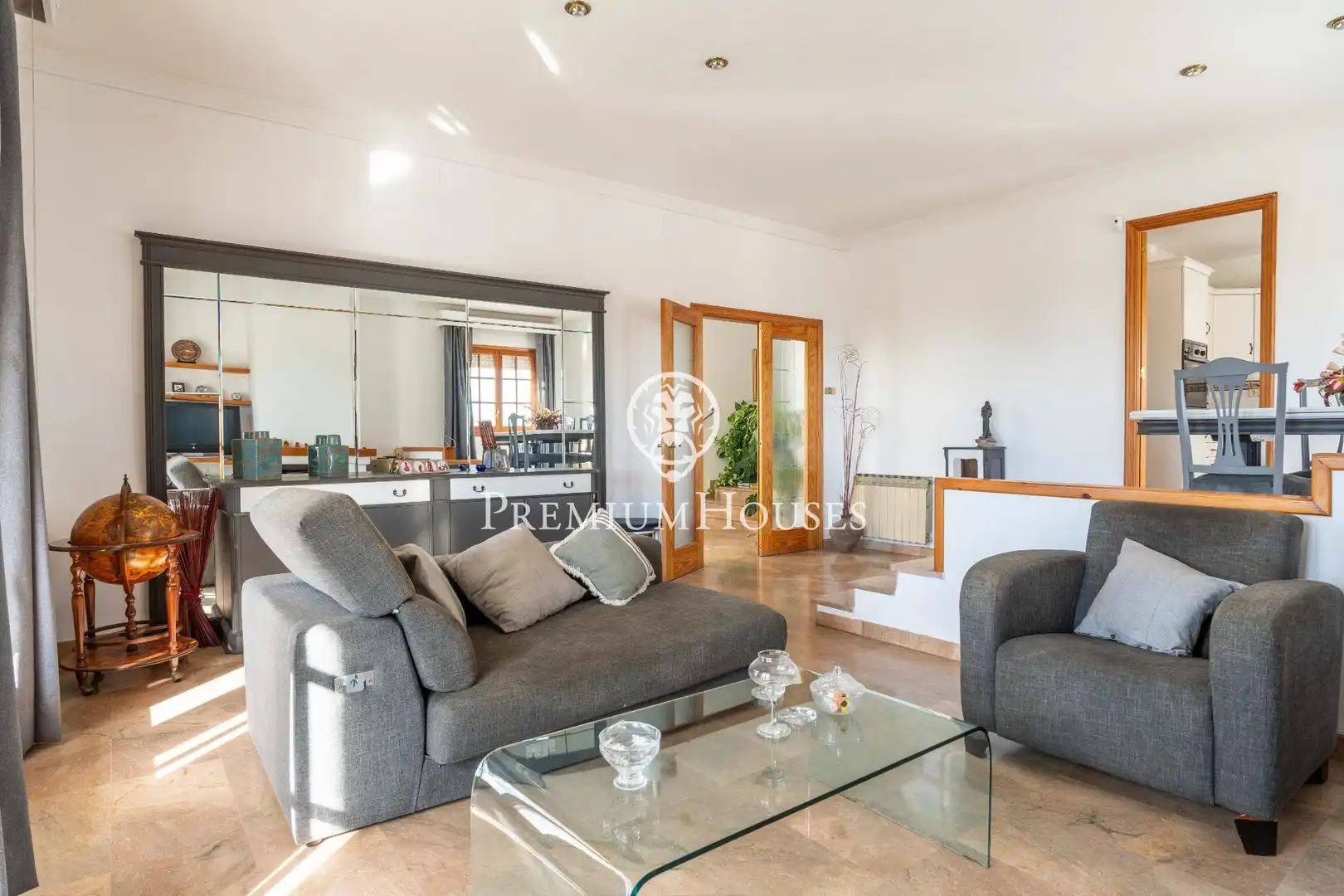 Sala d'estar de Casa o xalet en venda en Vilanova i la Geltrú amb Calefacció, Jardí privat i Terrassa