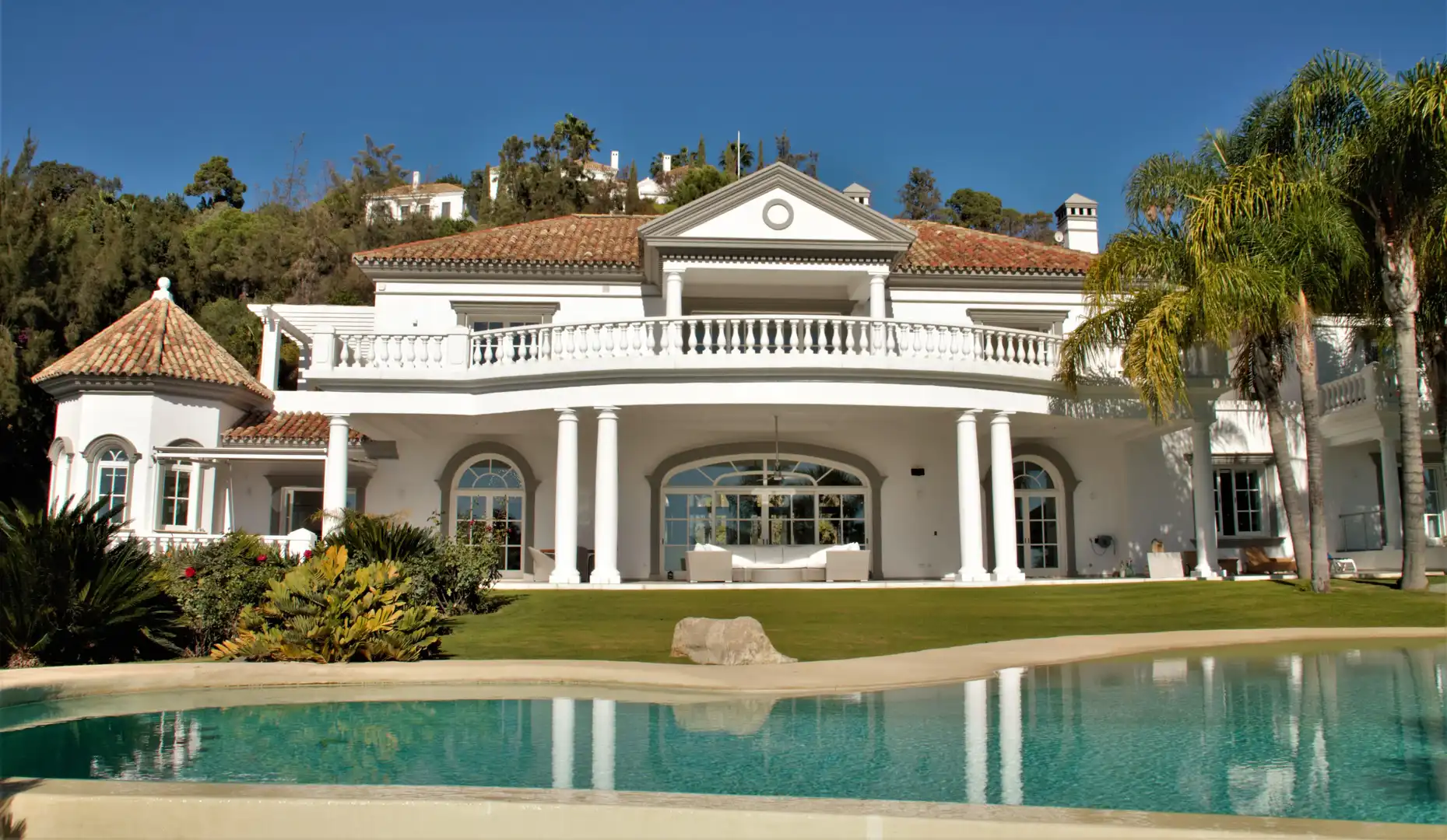 Vista exterior de Casa o xalet en venda en Benahavís amb Aire condicionat, Jardí privat i Piscina