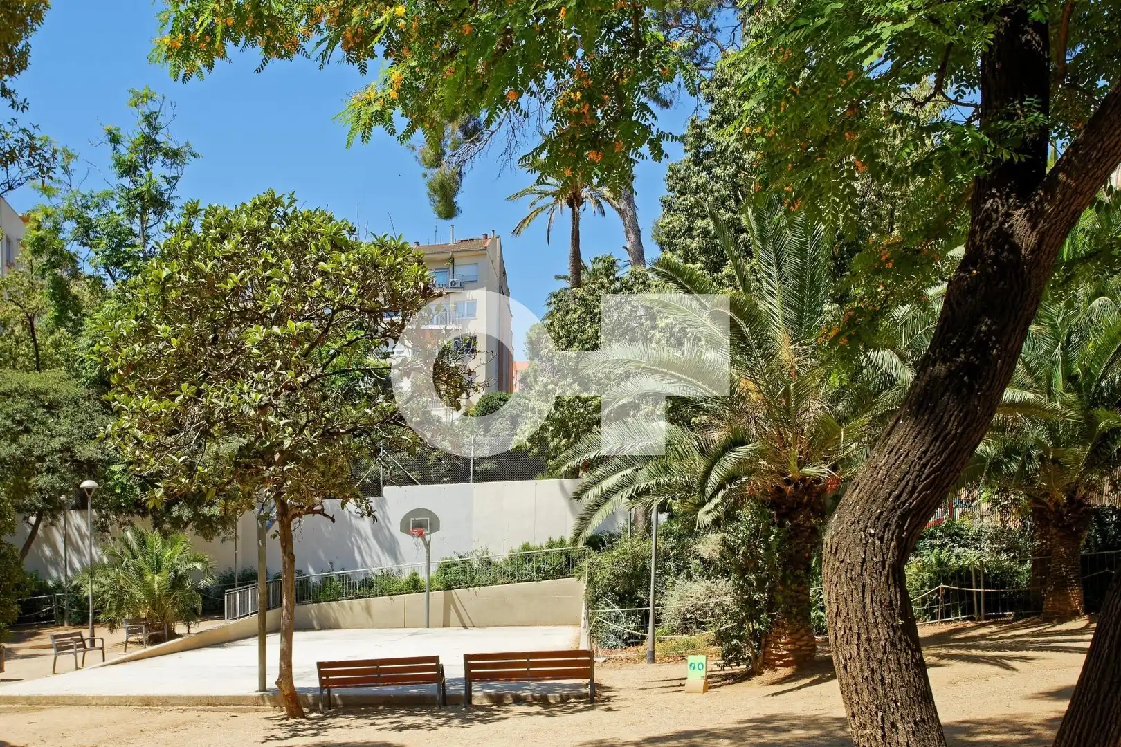 Vista exterior de Estudi en venda en Barcelona amb Calefacció, Parquet i Moblat