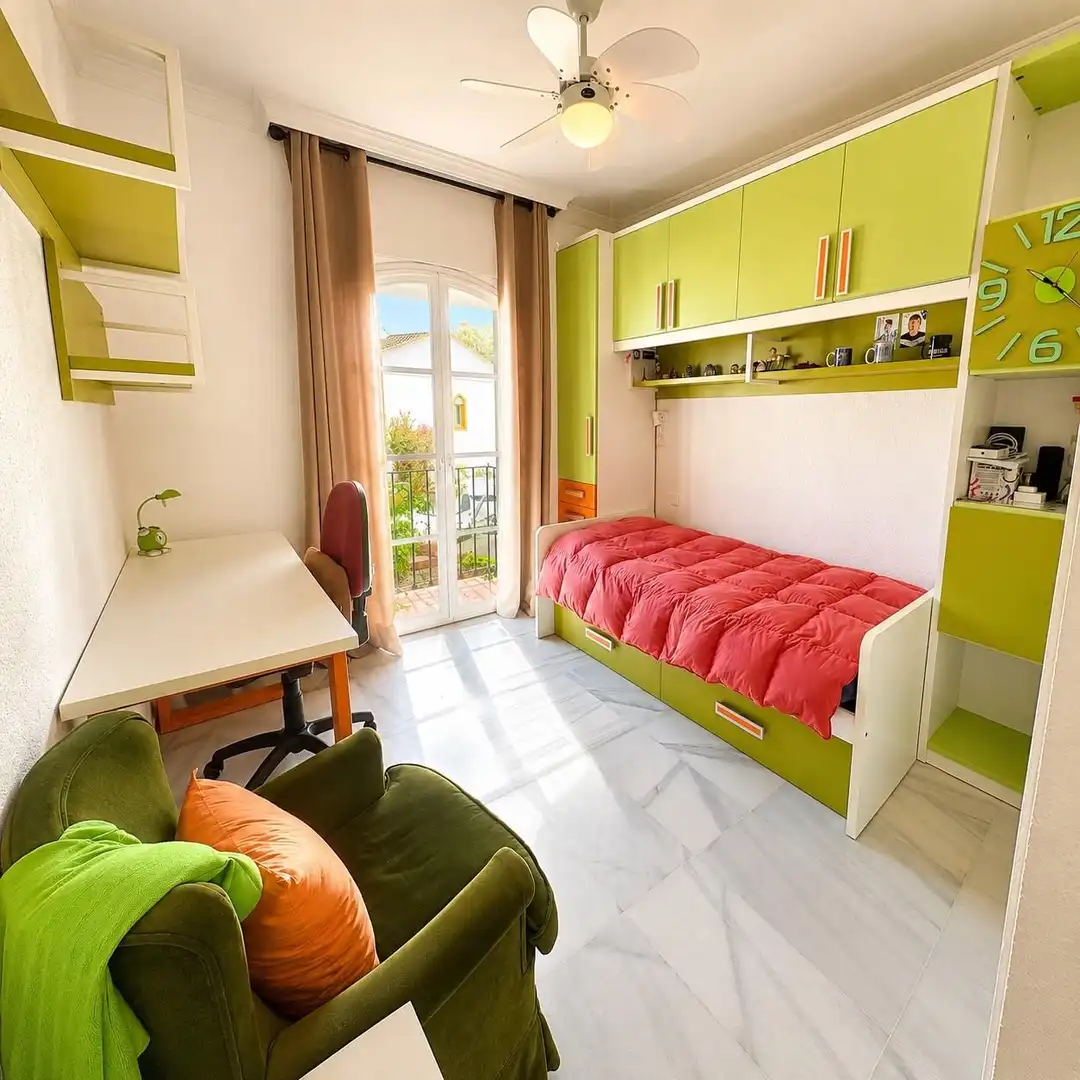 Schlafzimmer von Einfamilien-Reihenhaus zum Verkauf in Estepona mit Heizung, Privatgarten und Terrasse