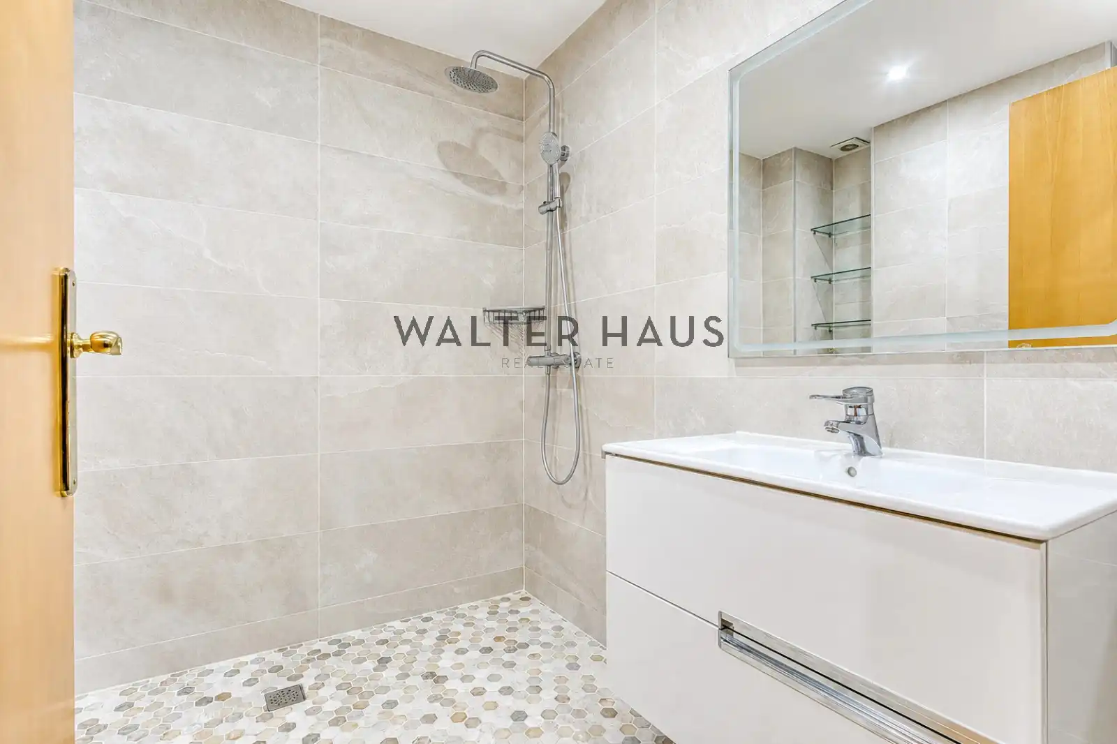 Badezimmer von Dachboden zum Verkauf in Barcelona mit Klimaanlage, Heizung und Parkett