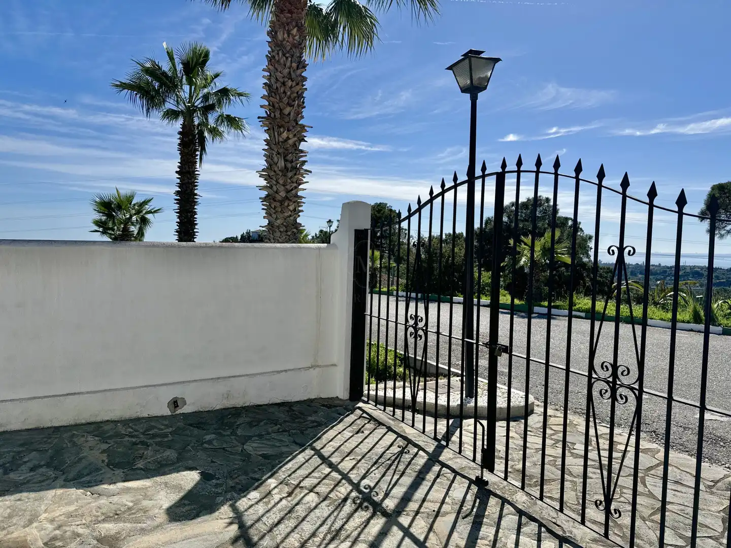 Vista exterior de Casa o xalet en venda en Estepona amb Aire condicionat, Terrassa i Moblat
