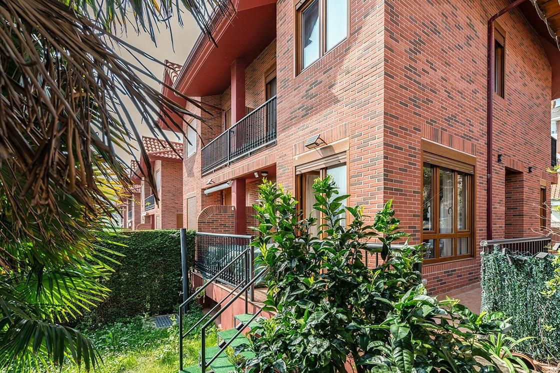 Vista exterior de Casa adosada en venda en Suances amb Calefacció, Jardí privat i Terrassa