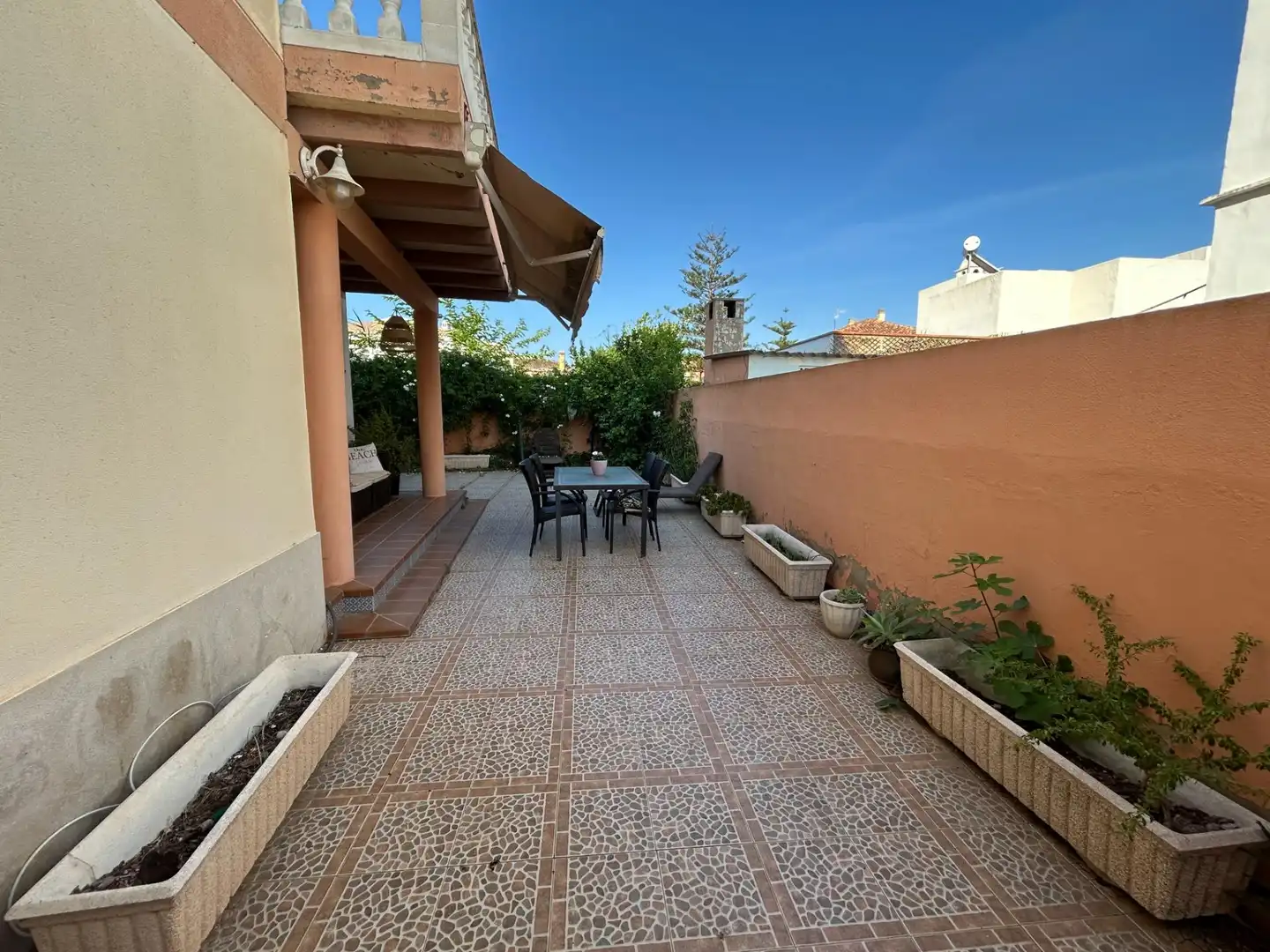 Terrasse von Einfamilien-Reihenhaus zum Verkauf in Cullera mit Klimaanlage, Privatgarten und Terrasse
