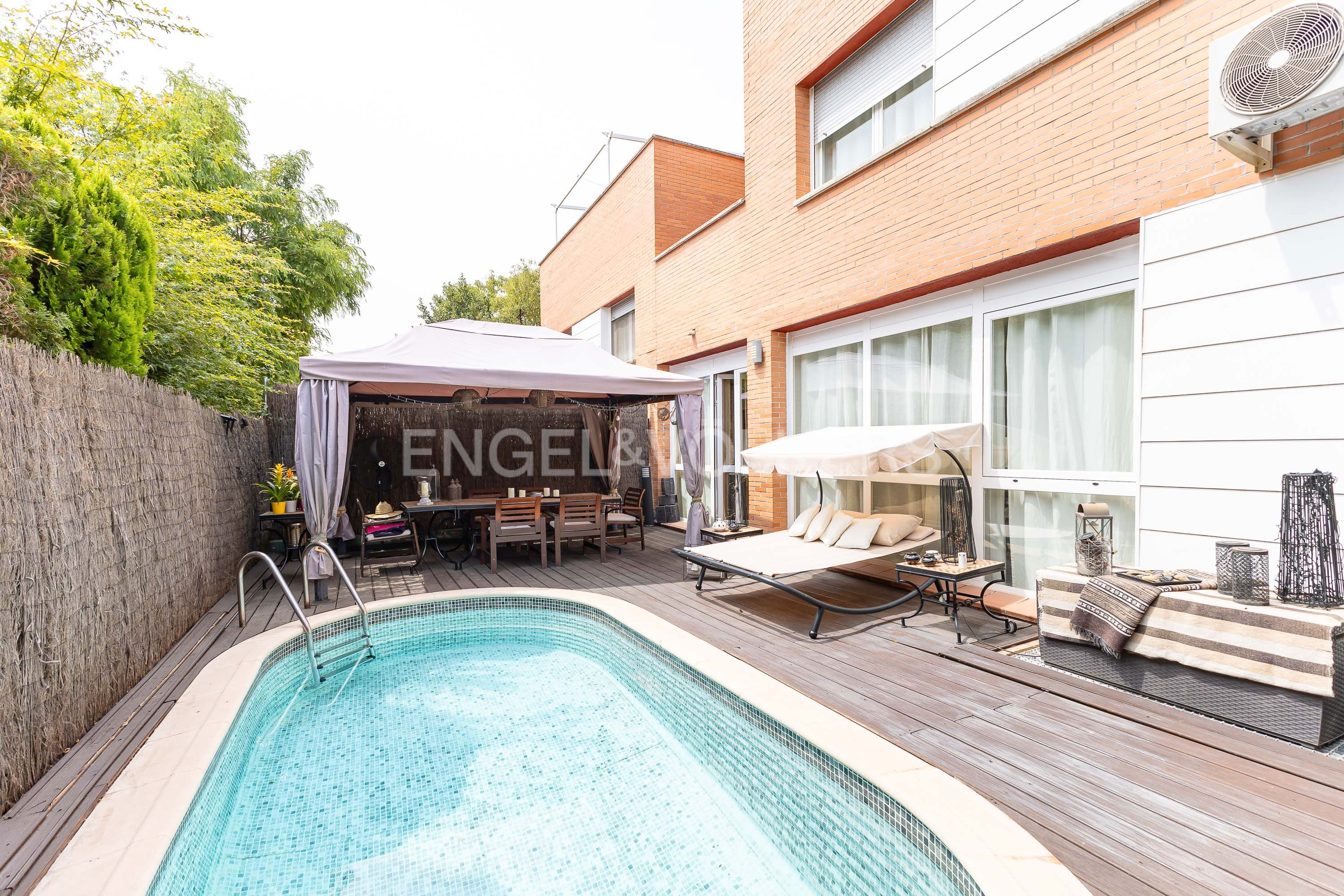 Piscina de Casa o xalet en venda en  Madrid Capital amb Aire condicionat, Calefacció i Jardí privat