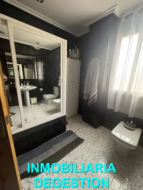 Bany de Casa adosada en venda en Linares amb Aire condicionat, Calefacció i Jardí privat