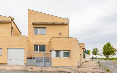 Vista exterior de Casa o xalet en venda en Beriáin amb Calefacció, Jardí privat i Terrassa