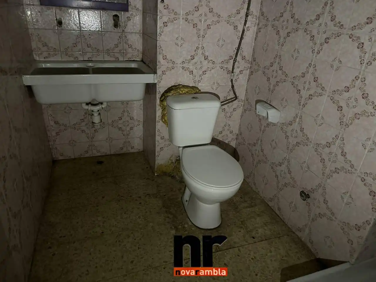 Bany de Local en venda en Ripollet
