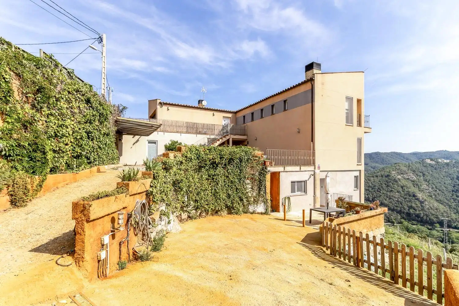 Vista exterior de Edificio en venta en Castellar del Vallès