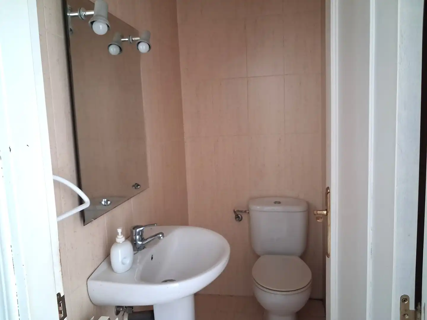 Baño de Casa adosada en venta en Osera de Ebro con Calefacción, Parquet y Terraza