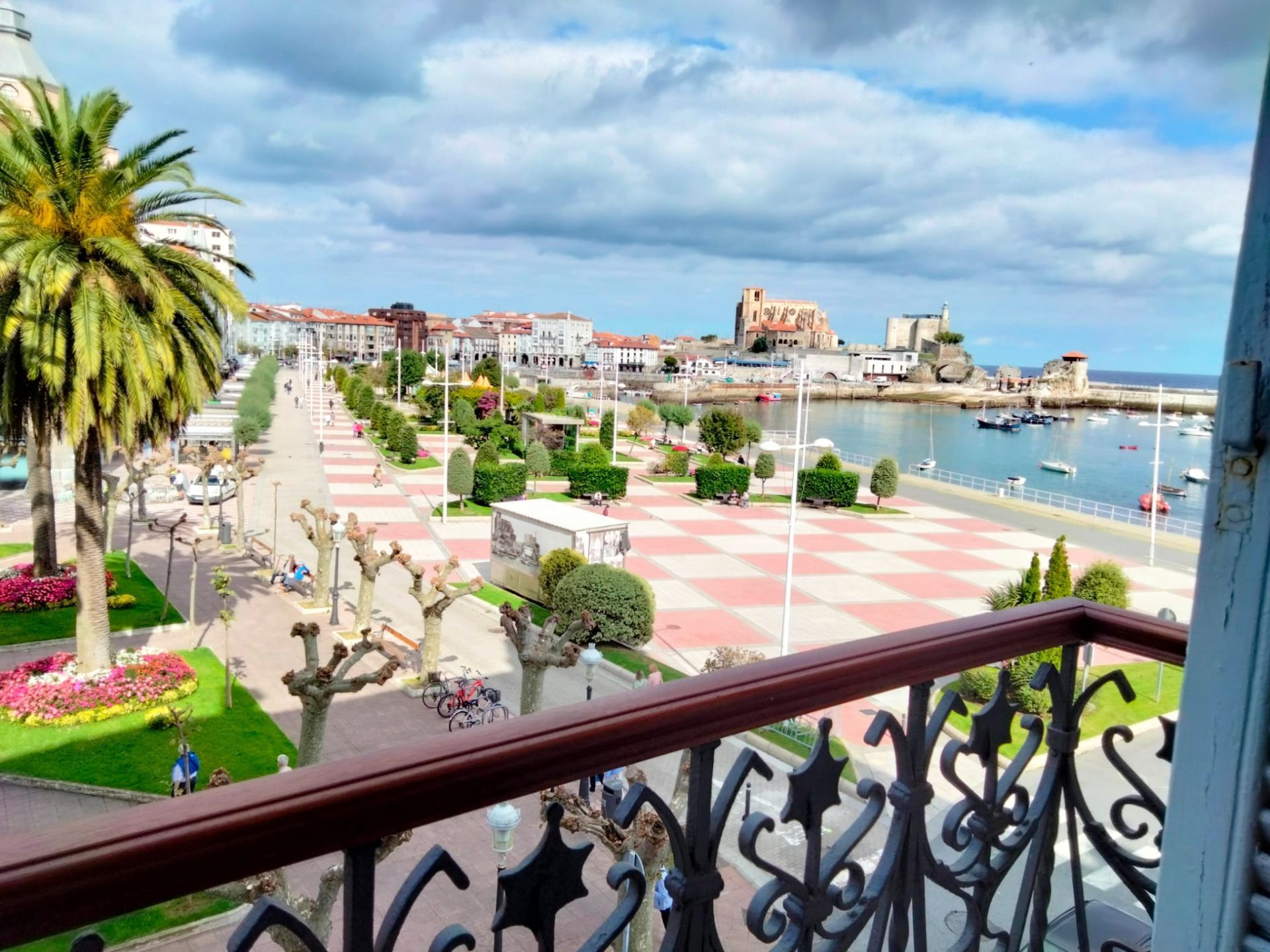 Vista exterior de Pis de lloguer en Castro-Urdiales amb Calefacció i Terrassa