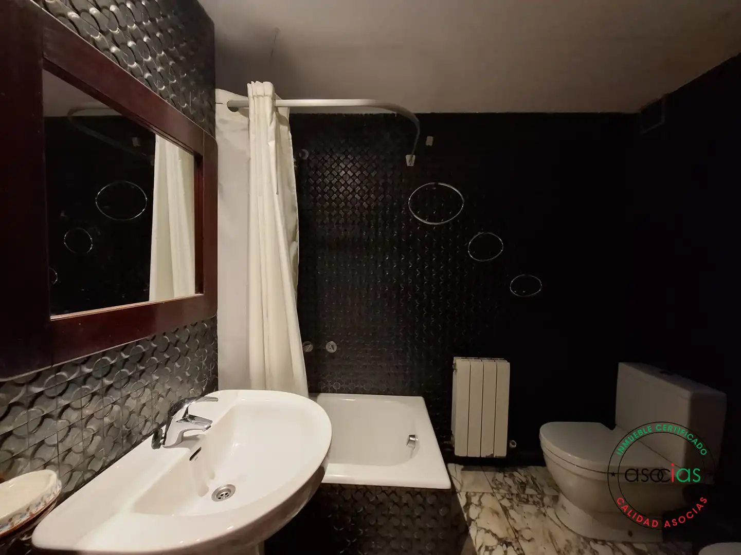 Bany de Pis en venda en Gijón  amb Calefacció, Parquet i Terrassa