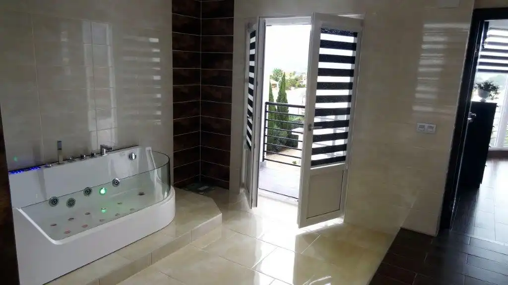 Baño de Casa o chalet en venta en L'Alfàs del Pi con Aire acondicionado, Calefacción y Jardín privado