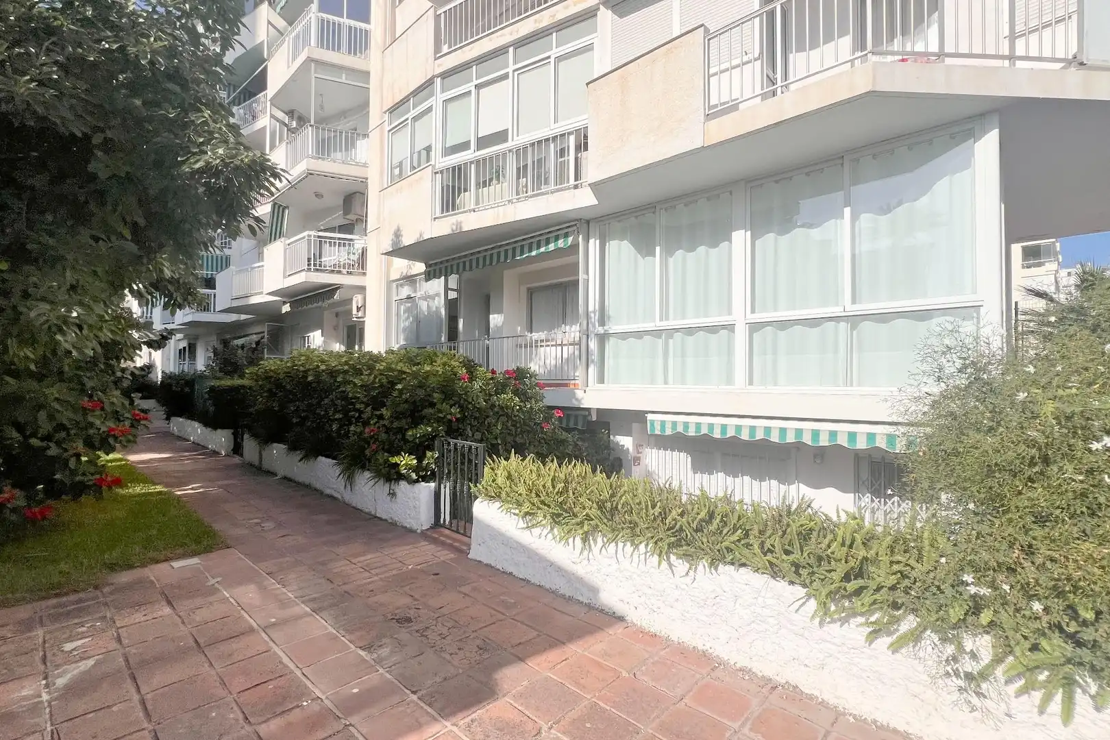 Piso en venta en Calle CIUDAD DE PORCUNA, La Carihuela - Los Nidos