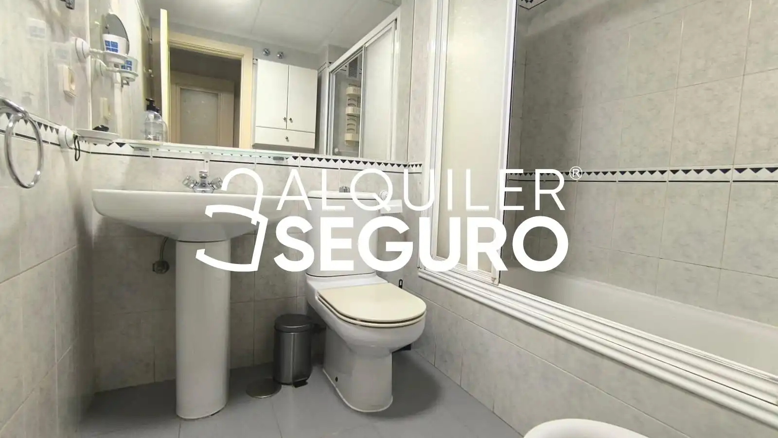 Bany de Pis de lloguer en Sevilla amb Aire condicionat, Terrassa i Piscina