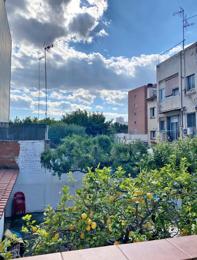 Exterior view of Flat for sale in L'Hospitalet de Llobregat  with Air Conditioner, Oven and Balcony