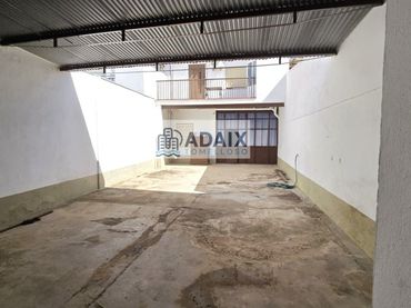 Casa amb balcó en venda a Tomelloso