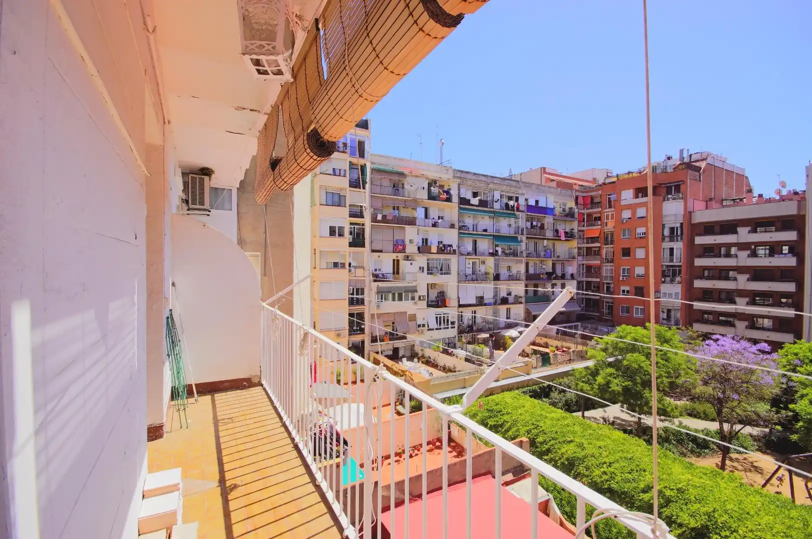 Vista exterior de Piso en venta en Barcelona con Terraza y Balcón