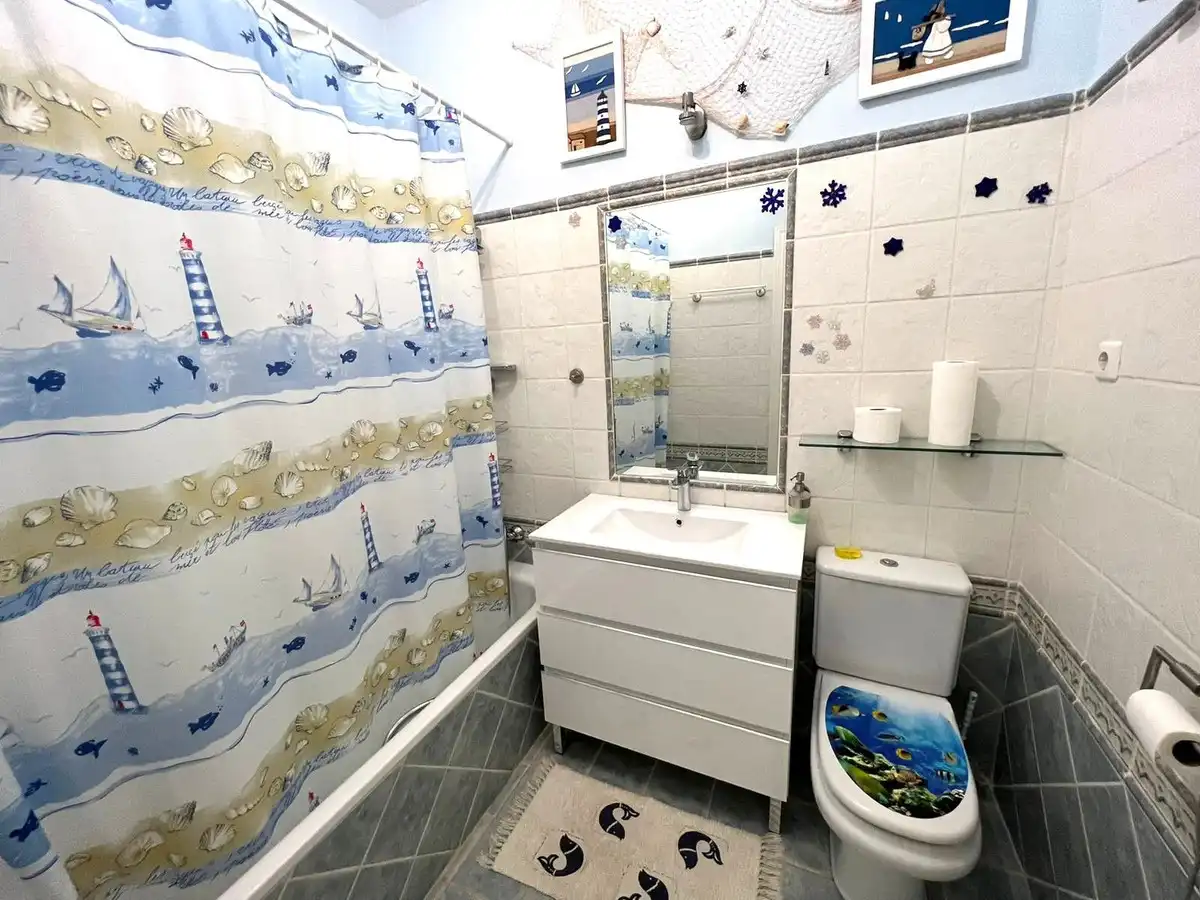 Badezimmer von Einfamilien-Reihenhaus zum Verkauf in Mijas mit Klimaanlage, Heizung und Terrasse