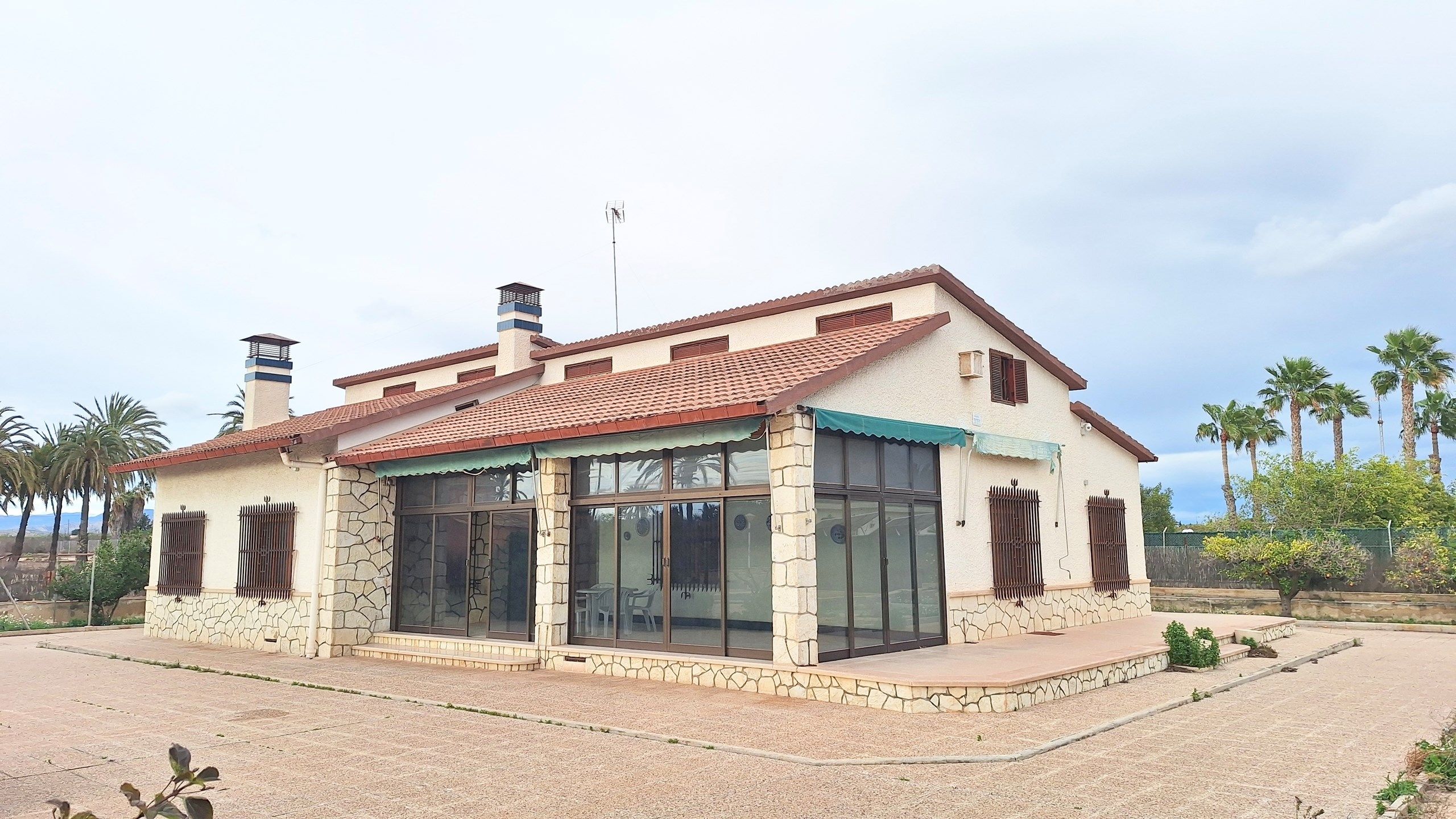 Vista exterior de Casa o xalet en venda en Elche / Elx amb Piscina