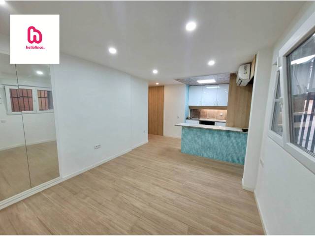 Piso en Venta en Calle Mare de deu del port en La Marina del Port