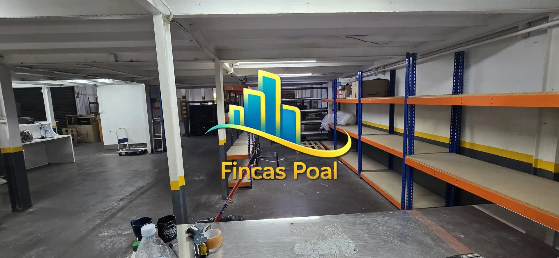 Piscina de Nave industrial en venta en Rubí